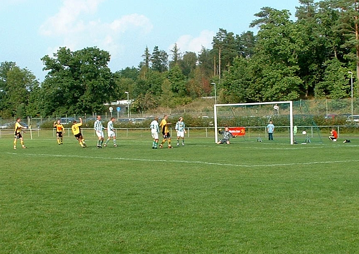 2002_0907_07.JPG - Södra gör matchens avgörande mål